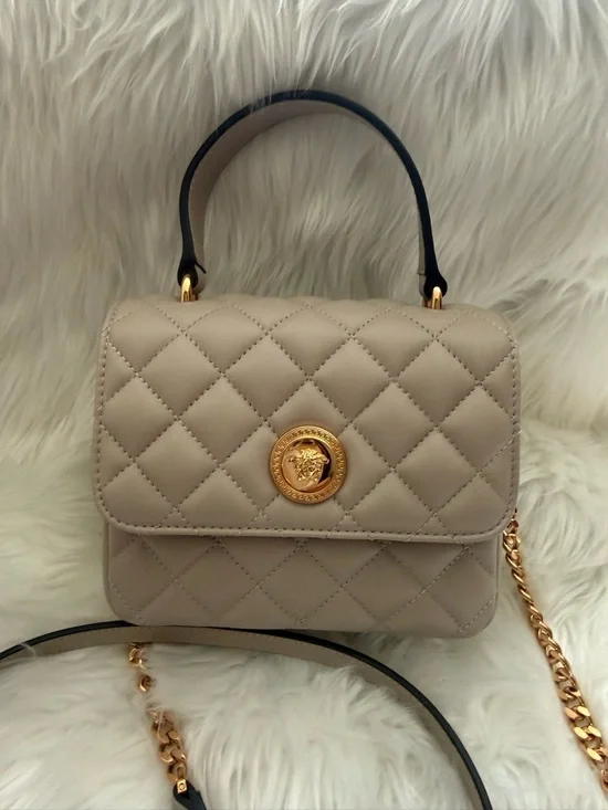 ✨ VERSACE LA MEDUSA ✨ Quilted Top-Handle Bag in Taupe with Gold Medallion - Picture 2 of 10